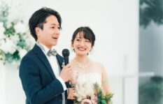 結婚式でスピーチ中の花婿