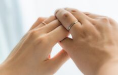 婚約者の薬指に指輪の跡？