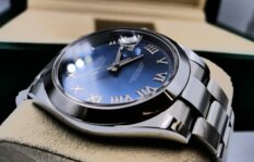 パートナーが急に高価なブランド物を所持！浮気・不倫の可能性は？