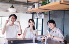 スポーツバーで異性と仲良く観戦！浮気・不倫中？