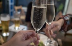 パートナーの同僚から懇親会で嫌がらせ！浮気相手の可能性は？